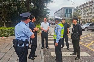 对阵火箭！太阳首发：布克 格雷森-阿伦 戈登 杜兰特 努尔基奇